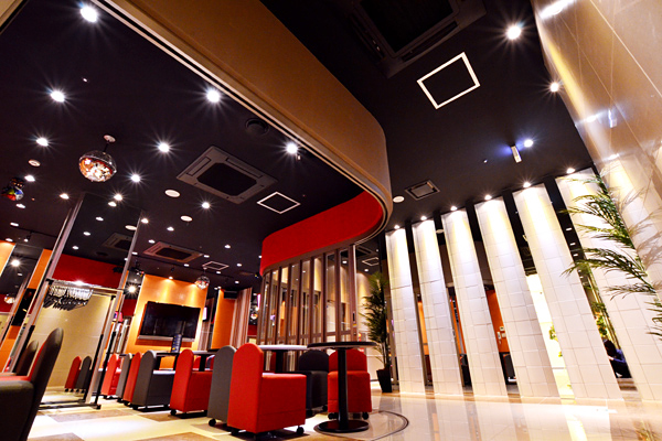 スタイリッシュな雰囲気の店内はパーティーにも接待にも