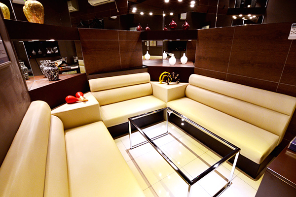 スタイリッシュな雰囲気の店内はパーティーにも接待にも