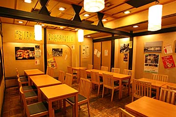 海の香がしそうな、活気溢れる店内