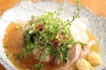 タタキ風の鶏肉に香草系をたっぷりのせた「土佐風のっけ盛」