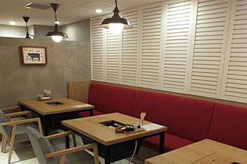 無煙ロースター設置のソファ席を配したおしゃれな店内