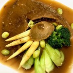 特大フカヒレと吉浜産干し鮑の醤油煮込み.