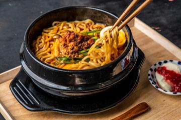 旨辛鍋麺