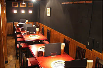 黒が印象的なシックな店内