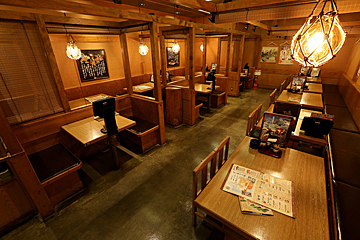 北の味紀行と地酒 北海道 ゲートシティ大崎店の木のぬくもりが温かいくつろぎのテーブル席