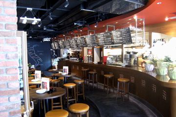 カウンター席では気軽にお酒を楽しめる