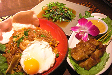 ナシゴレン、チキンカレー、空心菜炒め、ロッティー