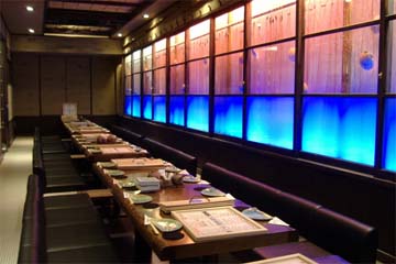 ブルーの色合いが印象的な、シックな店内(店内一例)