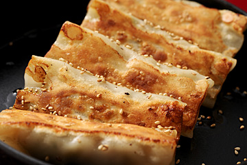 名物手作り鉄鍋ゴマ棒餃子(5個/480円)