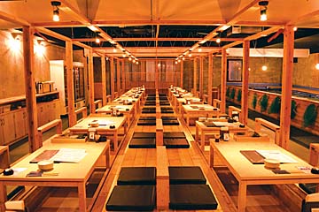 大人数でも対応可能な広々とした店内