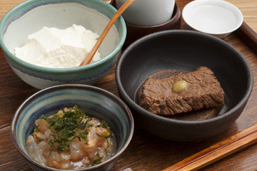 自家製豆腐や牛肉のバーボン煮など、酒に合う一品料理も充実