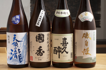 店主が吟味した日本酒や焼酎が揃う