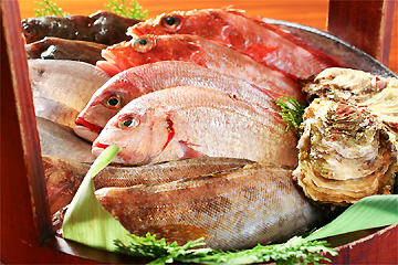 四季の産直鮮魚を刺身、焼き、天ぷら、唐揚などで提供してくれる