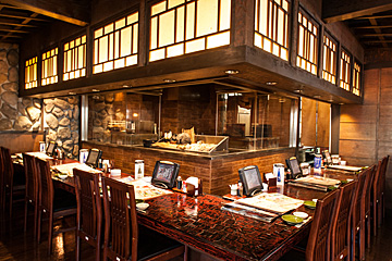 明るい雰囲気で開放的な店内