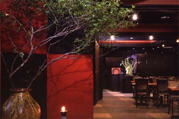 壁面アーティストが手掛けた壁が印象的な店内