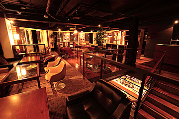 大人の雰囲気が漂うシックな店内