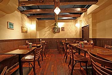 奥行のある広々とした店内