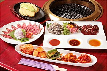 キムチの盛合わせ、和牛の三種盛、牛のたたき、じゃがバター