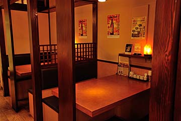 気軽に立ち寄れるカウンターは木のぬくもりが心地良い