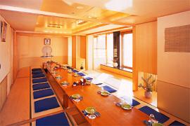 大人数の宴会にも利用可能な掘りごたつ座敷(店内一例)