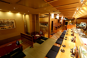 広々と開放的な店内