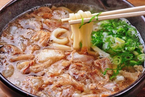 「焼肉ホルモン 龍の巣 新宿三丁目店(ヤキニクホルモン リュウノス シンジュクサンチョウメテン)」の大阪名物「かすうどん」 「焼肉ホルモン 龍の巣 新宿三丁目店(ヤキニクホルモン リュウノス シンジュクサンチョウメテン)」の大阪名物「かすうどん」