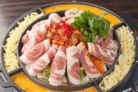 『東京赤い屋台 歌舞伎町店』の「イイダコサムギョプサルセット」