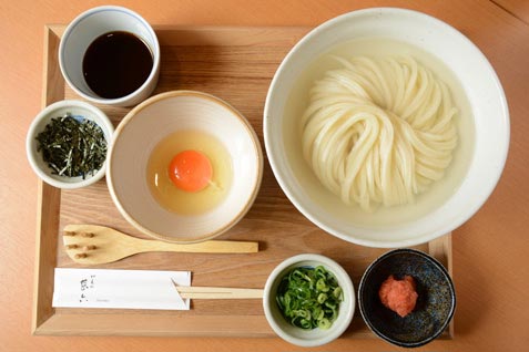 新宿御苑前『切麦や 甚六』の「釜揚げ・釜たまコンビうどん」 新宿御苑前『切麦や 甚六』の「釜揚げ・釜たまコンビうどん」