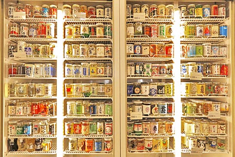 200種類のカップ酒が並ぶ「千酉足」店内の冷蔵庫