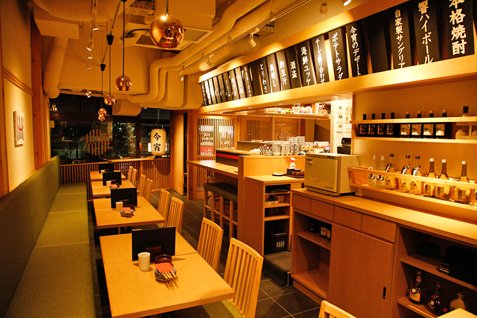 『KOYOI 炭火焼と旬菜』のテーブル席 『KOYOI 炭火焼と旬菜』のテーブル席