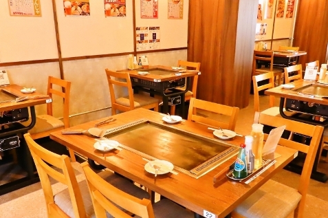 『もんじゃ酒場だしや 梅田茶屋町店』の店内