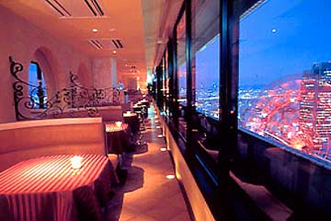「パパミラノ 阪急グランドビル店」の夜景を臨めるカップルシート 「パパミラノ 阪急グランドビル店」の夜景を臨めるカップルシート