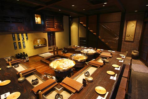 「北新地 大鍋や 本店」の大鍋を囲んだコの字型ローカウンター席 「北新地 大鍋や 本店」の大鍋を囲んだコの字型ローカウンター席