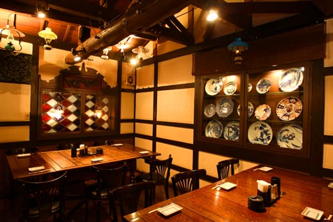 「純系名古屋コーチン 鳥長 曽根崎店」のアンティークが並ぶ店内 「純系名古屋コーチン 鳥長 曽根崎店」のアンティークが並ぶ店内