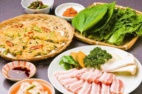 『韓国料理 本場ソウルの味 味家 梅田本店』の「サムギョプサル」など 『韓国料理 本場ソウルの味 味家 梅田本店』の「サムギョプサル」など