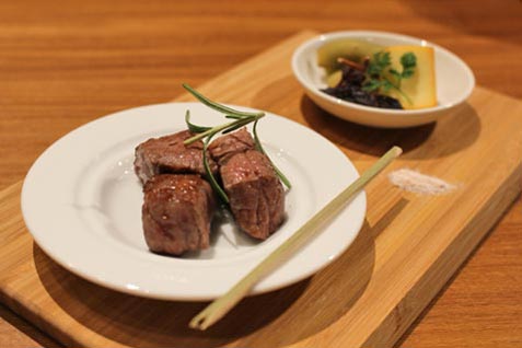 「燻製 鉄板焼き クラフトビール MOKU 新橋店」和牛瞬間燻製串 「燻製 鉄板焼き クラフトビール MOKU 新橋店」和牛瞬間燻製串