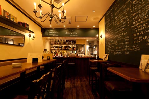 「A.te Notte」25席の店内は温かみある雰囲気 「A.te Notte」25席の店内は温かみある雰囲気