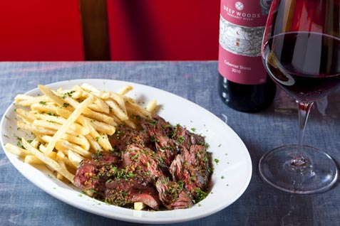「Bistro CentGrammes」の「ハラミのステーキ&山盛りフレンチフライ」 「Bistro CentGrammes」の「ハラミのステーキ&山盛りフレンチフライ」