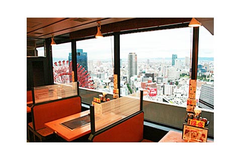 『鶴橋風月 阪急32番街店』の景色がキレイな窓際席 『鶴橋風月 阪急32番街店』の景色がキレイな窓際席
