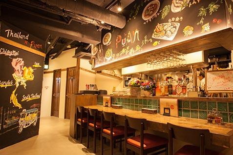 『本格タイ料理 バル プアン 渋谷店』の間接照明がやさしく照らす店内