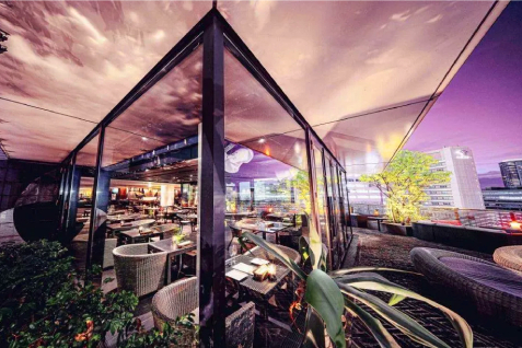 「XEX WEST」のテラス席