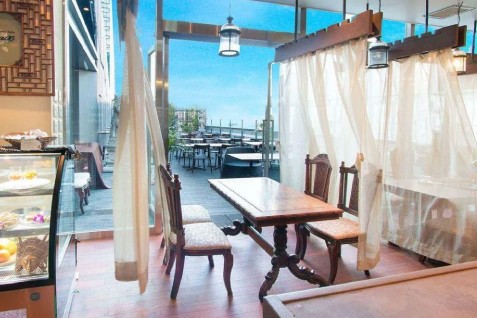 「バリラックス ザ ガーデン 梅田」のテラス席