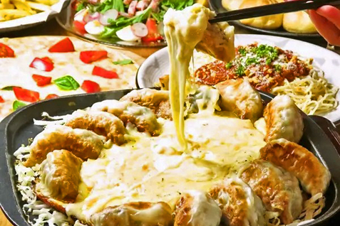 「個室 蒲田の肉＆餃子バル Tsubasa 蒲田店」の「蒲田餃子 鉄板チーズフォンデュ」