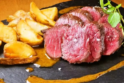 「個室 蒲田の肉＆餃子バル Tsubasa 蒲田店」の「牛ハラミのステーキ」