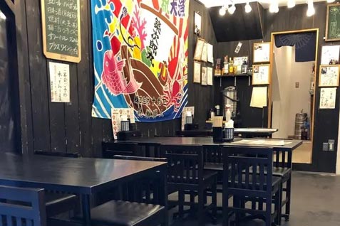 『築次郎』のにぎやかな店内
