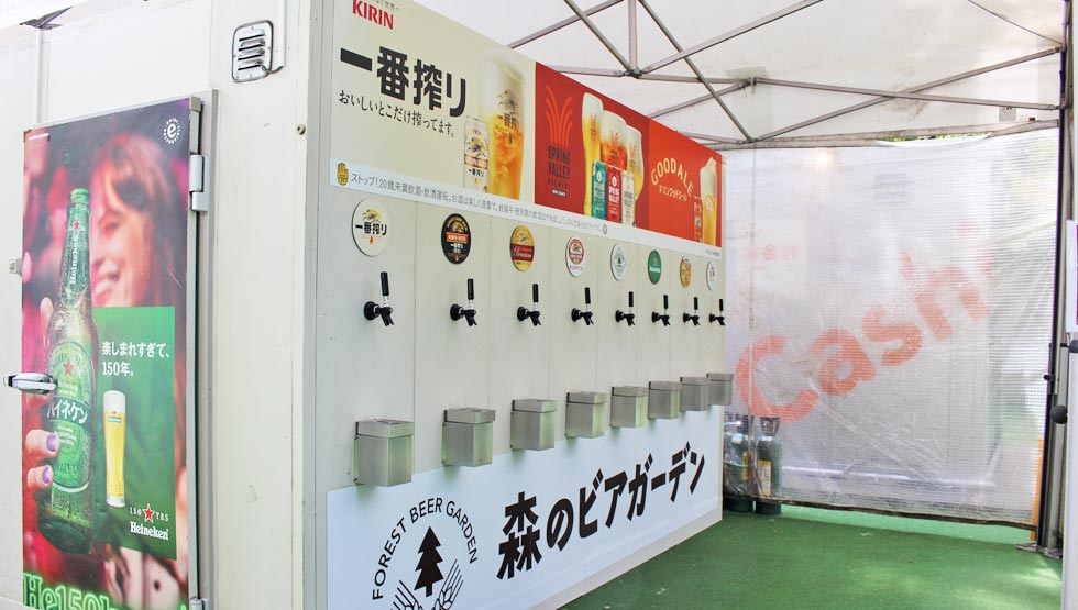 『森のビアガーデン 2026』の「プレハブ型の冷蔵庫直結サーバー」
